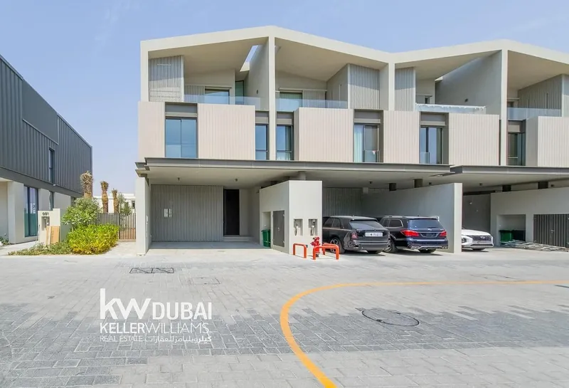 Prime Single-Row | G+2 Corner | Lift | Negotiable