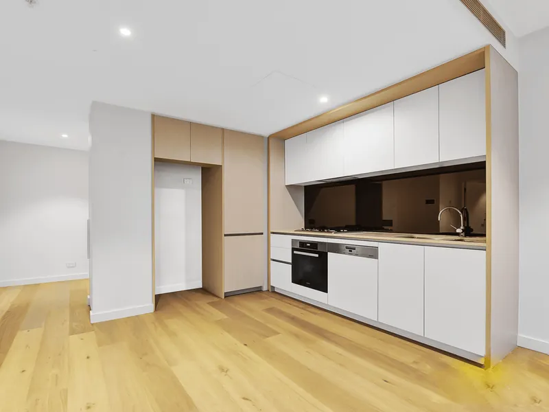 Spacious 2 bedroons apartment located famous community "Darling Square!