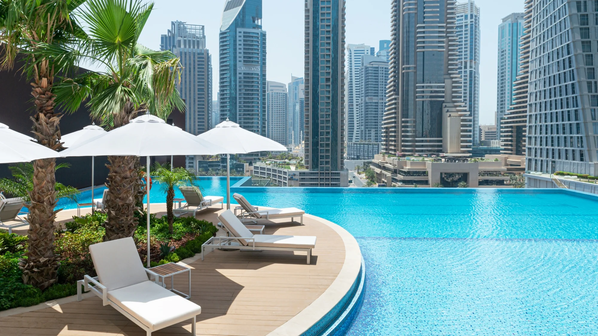 Infinity pool, gym, sauna and steam rooms