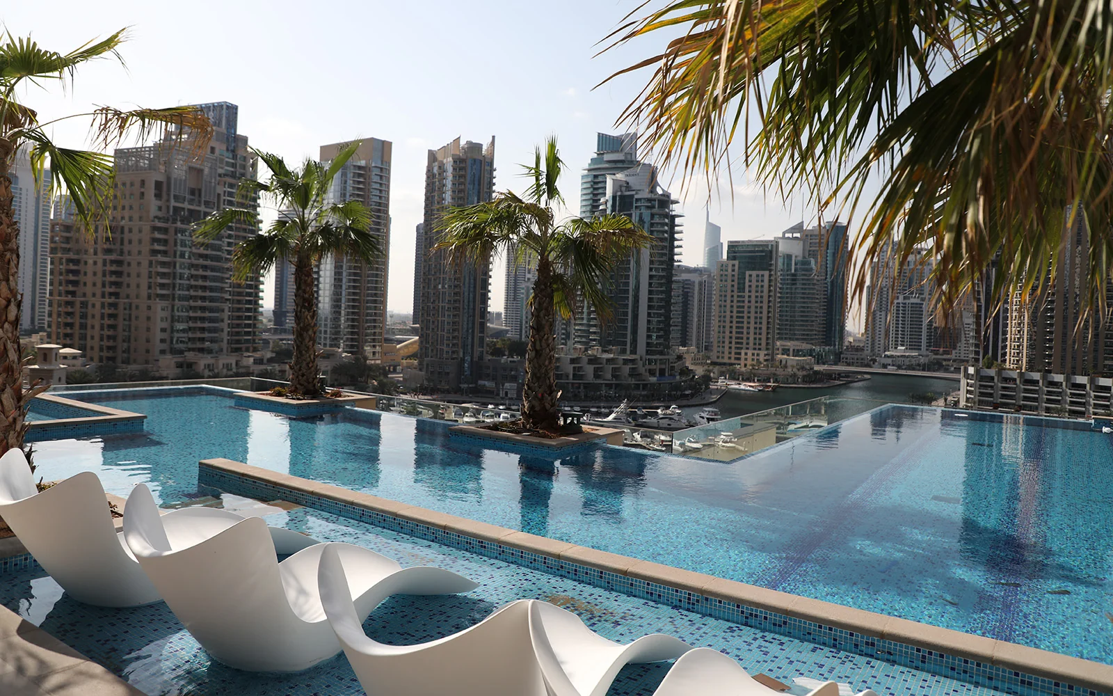 Temperature-controlled infinity pool